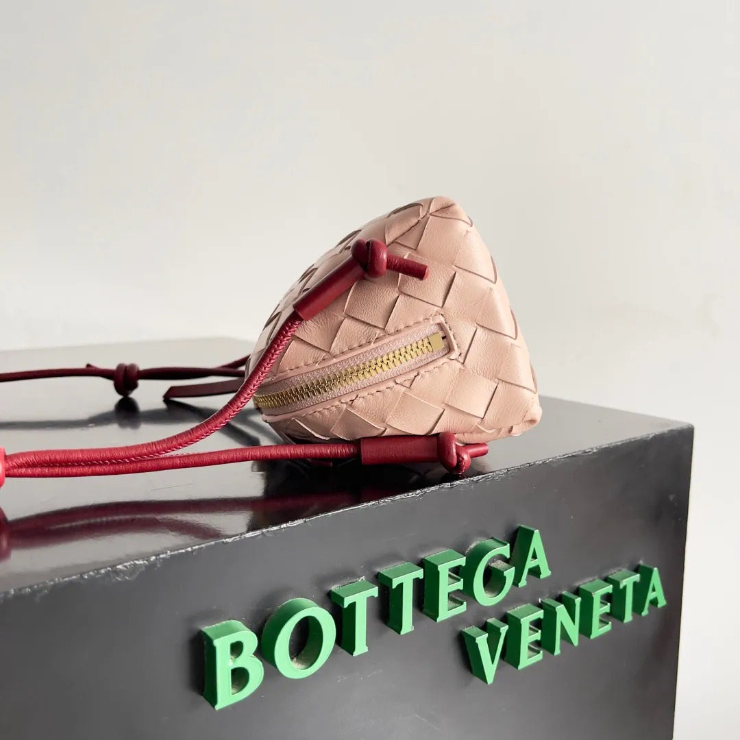 Batch 1360 BV new mini bag ceiling Bottegaveneta new Concert Pouch bag is small and has a large capacity. It can hold the Pro max mobile phone. The shoulder strap is adjustable for cross-body carry. It is very cost-effective to carry on one shoulder. The latest small bag in autumn has a lot of capacity. It can hold 4 short clips. I also tried it and it can hold one of my fists. It is cute, the capacity is touching and the length of the shoulder strap is adjustable for daily commuting. Full score 10 #bv woven bag Style number: 794258 Size: 18.5*11.5*8.5cm